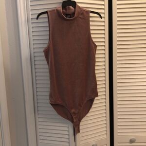 Bodysuit velvet rose colored.